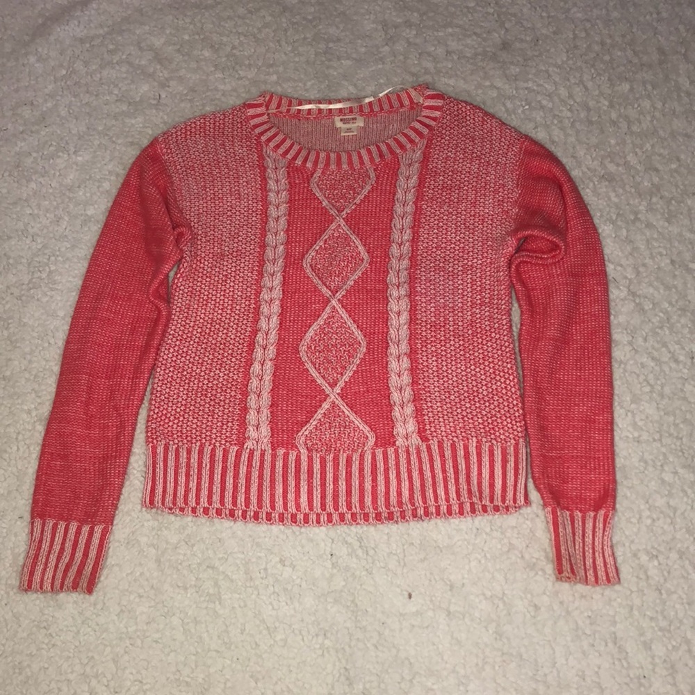 Long sleeve pink and white sweatshirt.